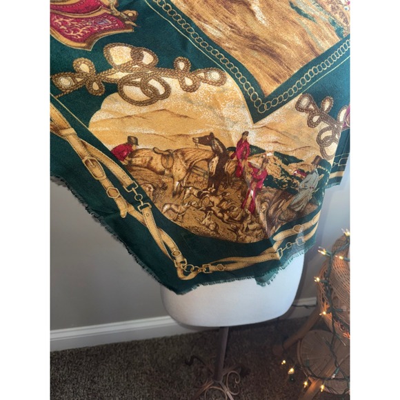 Challis by Berkshire Acrylic Scarf Equestrian Horse Scene Green Gold Women's - Picture 2 of 5